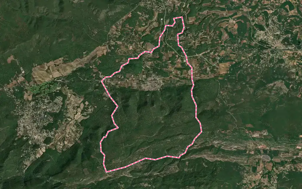 Vue satellite de Rougiers avec ses contours administratifs