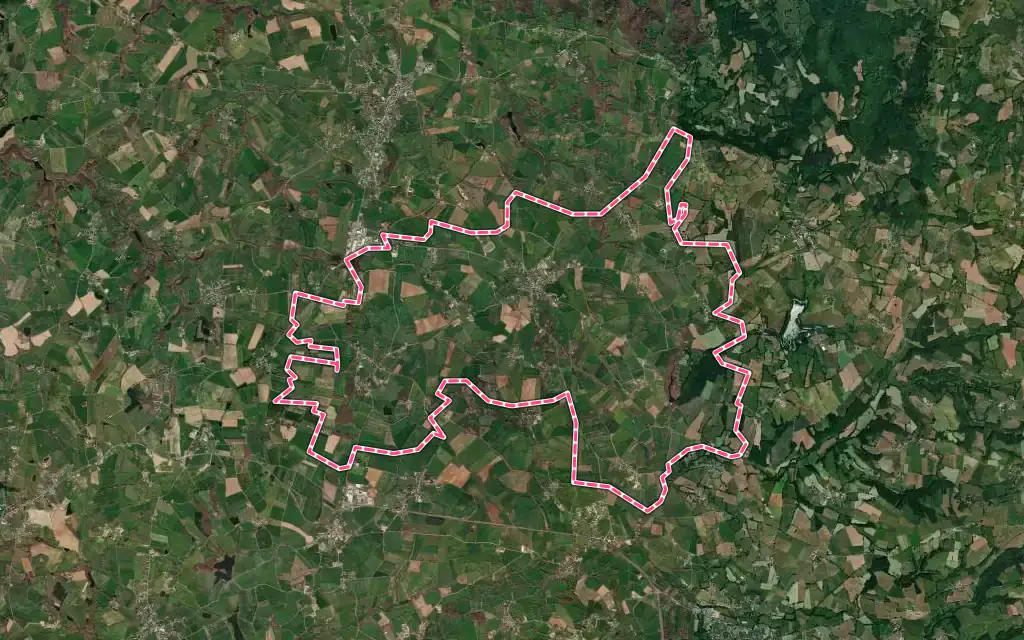 Vue satellite de Roussennac avec ses contours administratifs