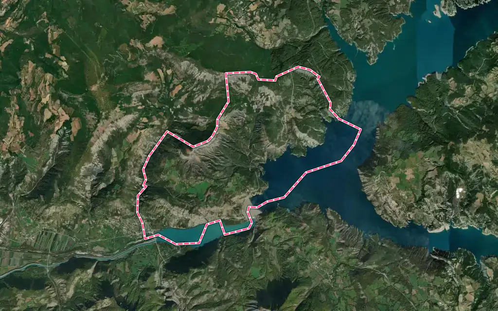 Vue satellite de Rousset avec ses contours administratifs