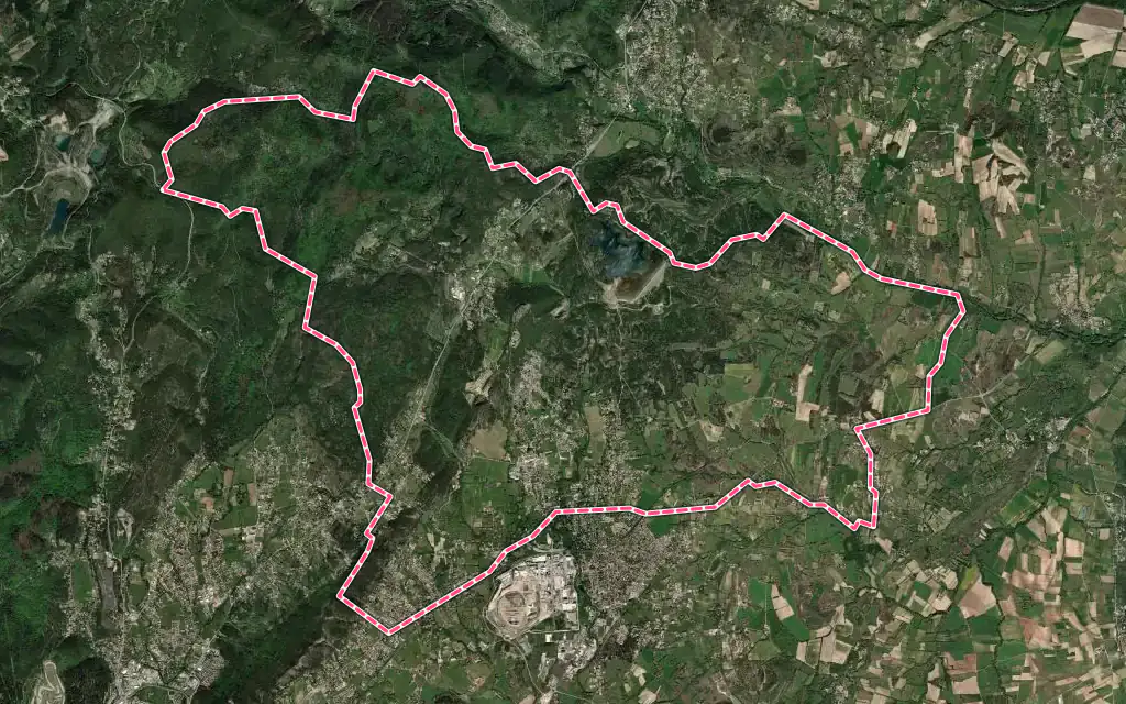Vue satellite de Rousson avec ses contours administratifs