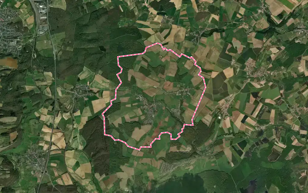 Vue satellite de Roussy-le-Village avec ses contours administratifs