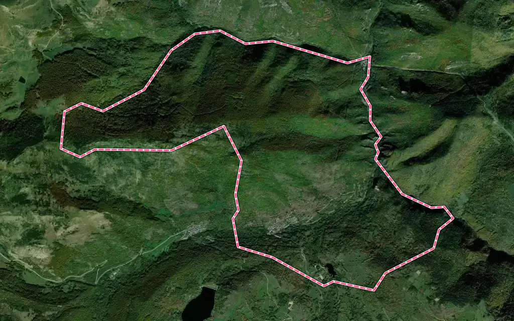 Vue satellite de Rouze avec ses contours administratifs