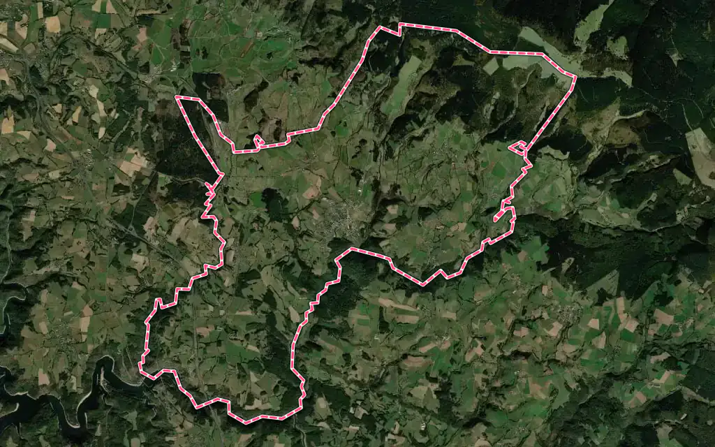 Vue satellite de Ruynes-en-Margeride avec ses contours administratifs