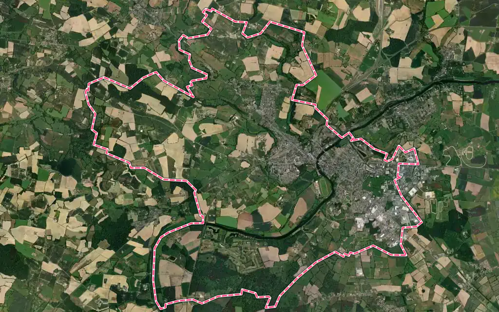 Vue satellite de Sablé-sur-Sarthe avec ses contours administratifs