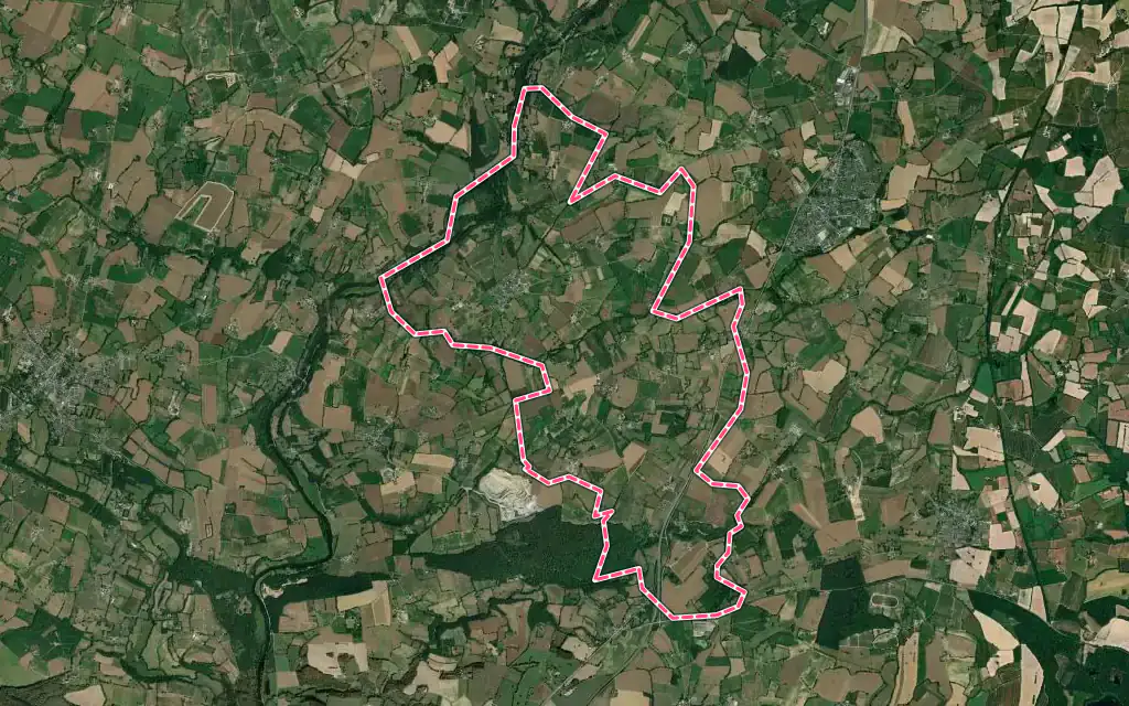 Vue satellite de Sacé avec ses contours administratifs