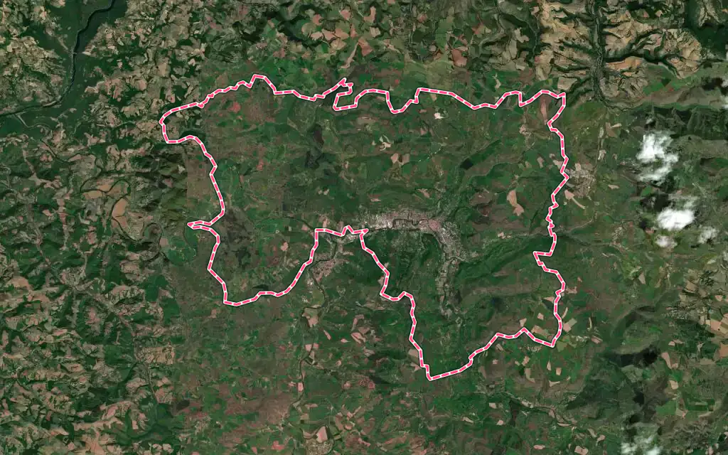 Vue satellite de Saint-Affrique avec ses contours administratifs