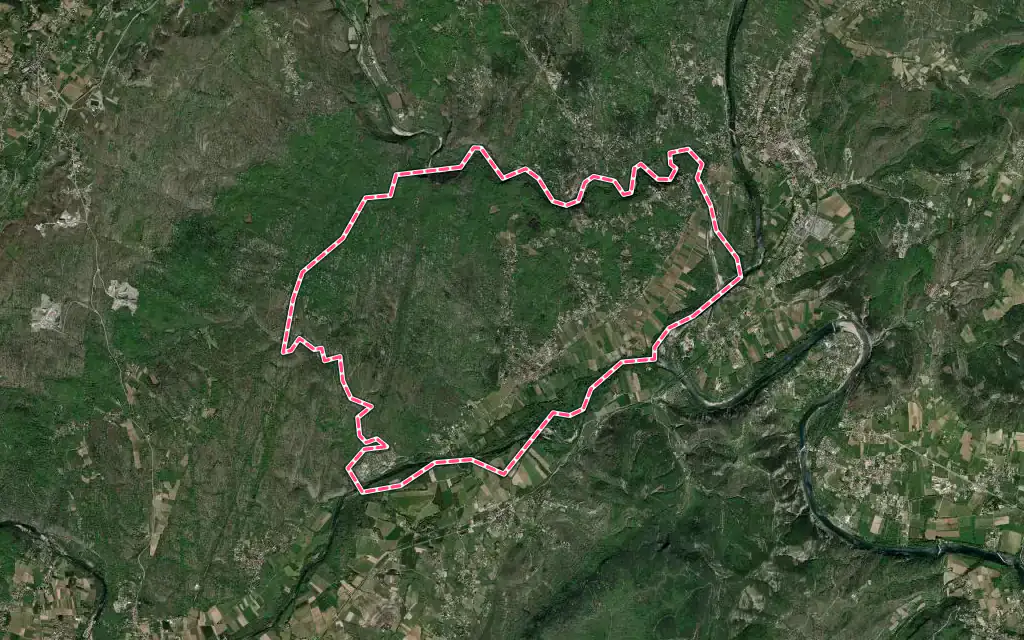 Vue satellite de Saint-Alban-Auriolles avec ses contours administratifs