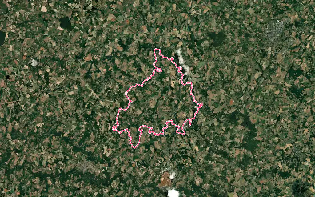 Vue satellite de Saint-Amand-Magnazeix avec ses contours administratifs