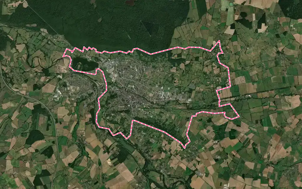 Vue satellite de Saint-Amand-Montrond avec ses contours administratifs