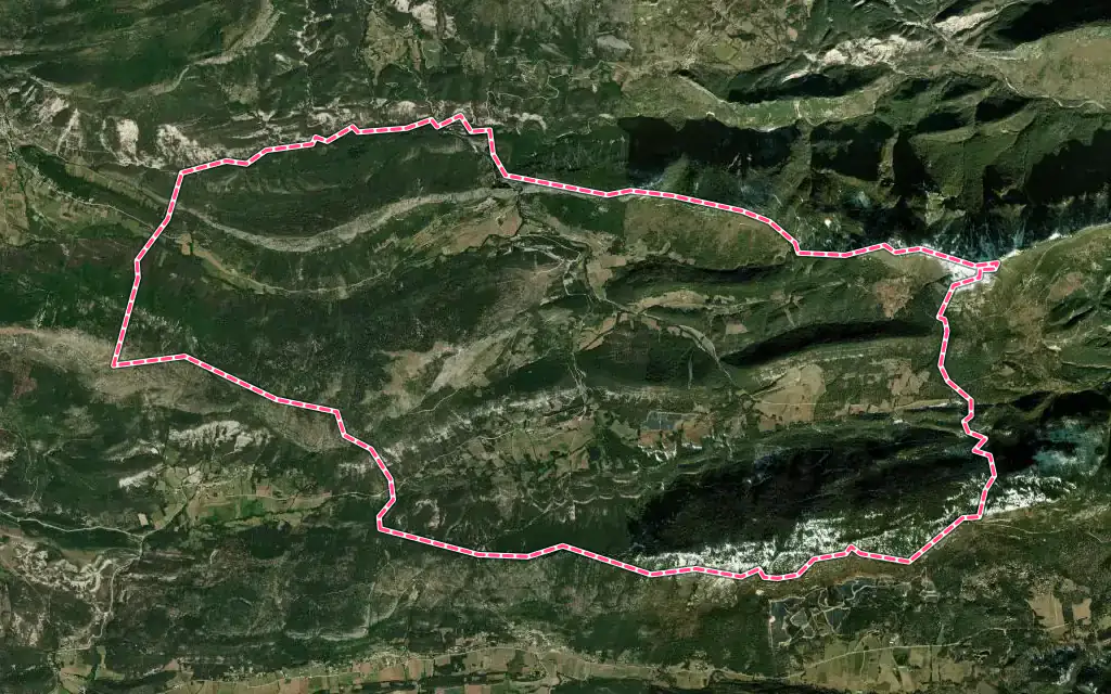 Vue satellite de Saint-Auban avec ses contours administratifs