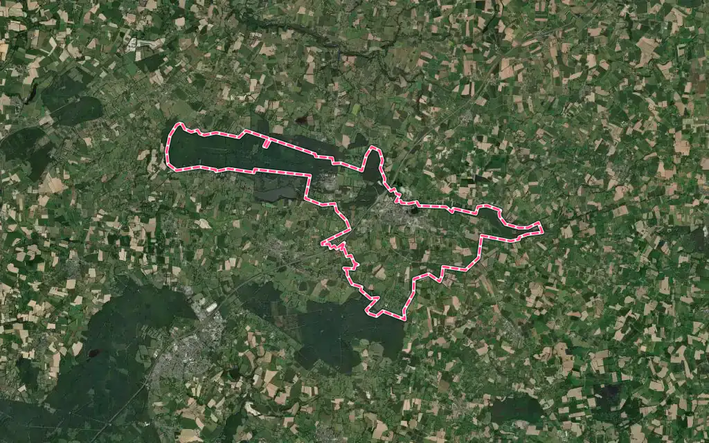 Vue satellite de Saint-Aubin-du-Cormier avec ses contours administratifs
