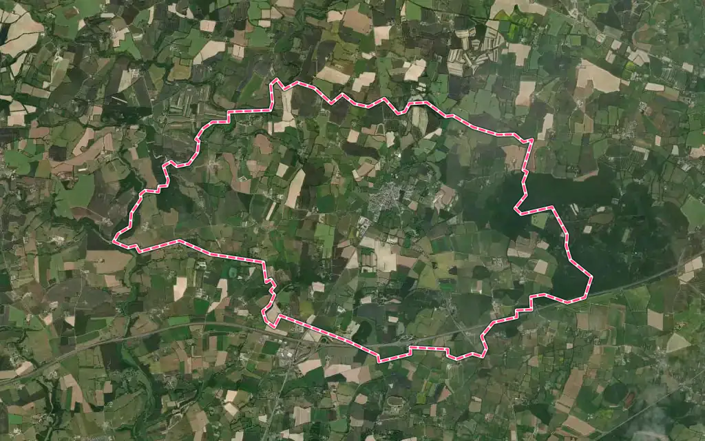 Vue satellite de Saint-Augustin-des-Bois avec ses contours administratifs