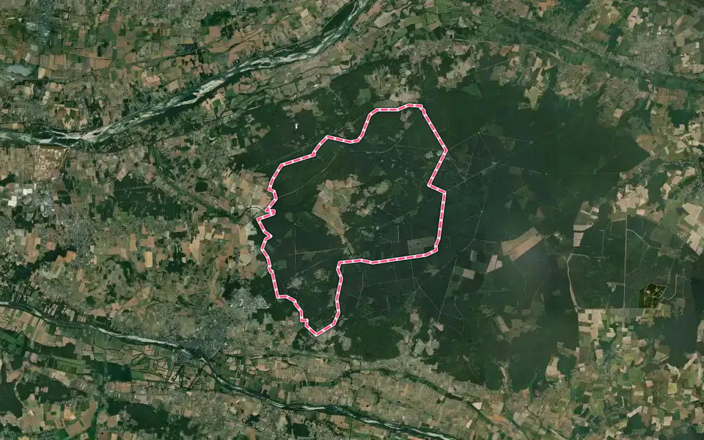 Vue satellite de Saint-Benoît-la-Forêt avec ses contours administratifs