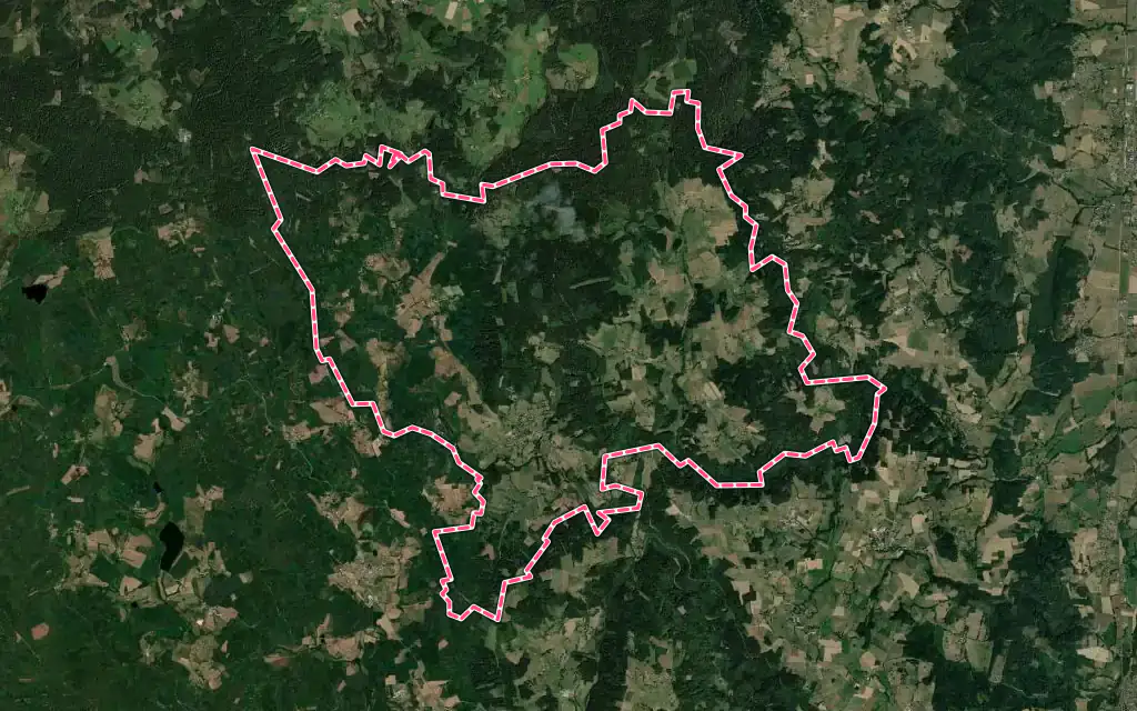 Vue satellite de Saint-Bonnet-le-Chastel avec ses contours administratifs