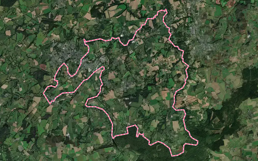 Vue satellite de Saint-Brandan avec ses contours administratifs