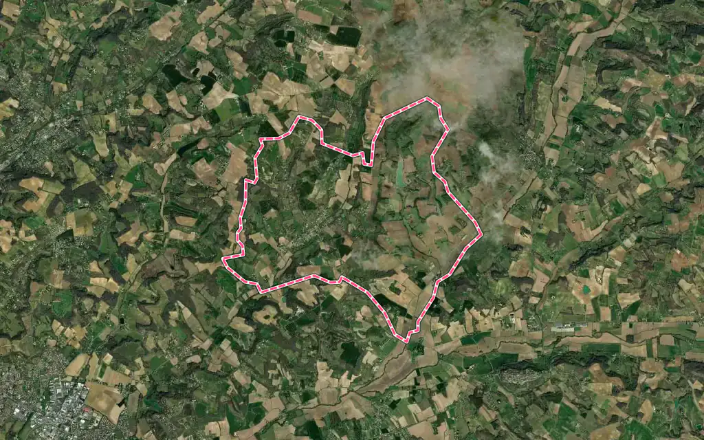 Vue satellite de Saint-Caprais-de-Lerm avec ses contours administratifs