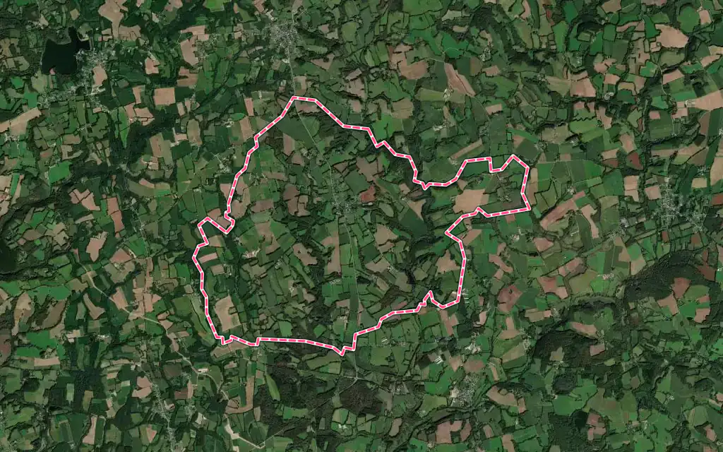 Vue satellite de Saint-Caradec-Trégomel avec ses contours administratifs
