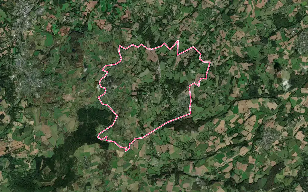 Vue satellite de Saint-Carreuc avec ses contours administratifs