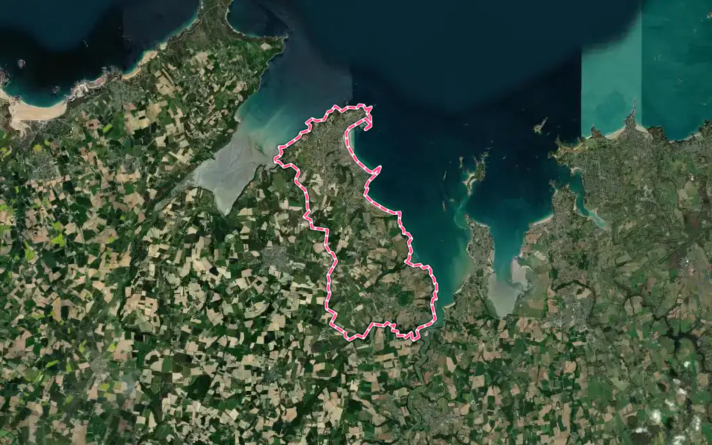 Vue satellite de Saint-Cast-le-Guildo avec ses contours administratifs