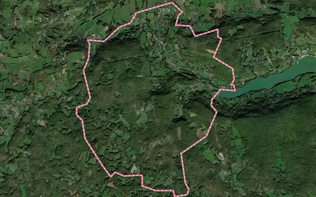 Vue satellite de Saint-Cernin-de-Larche avec ses contours administratifs