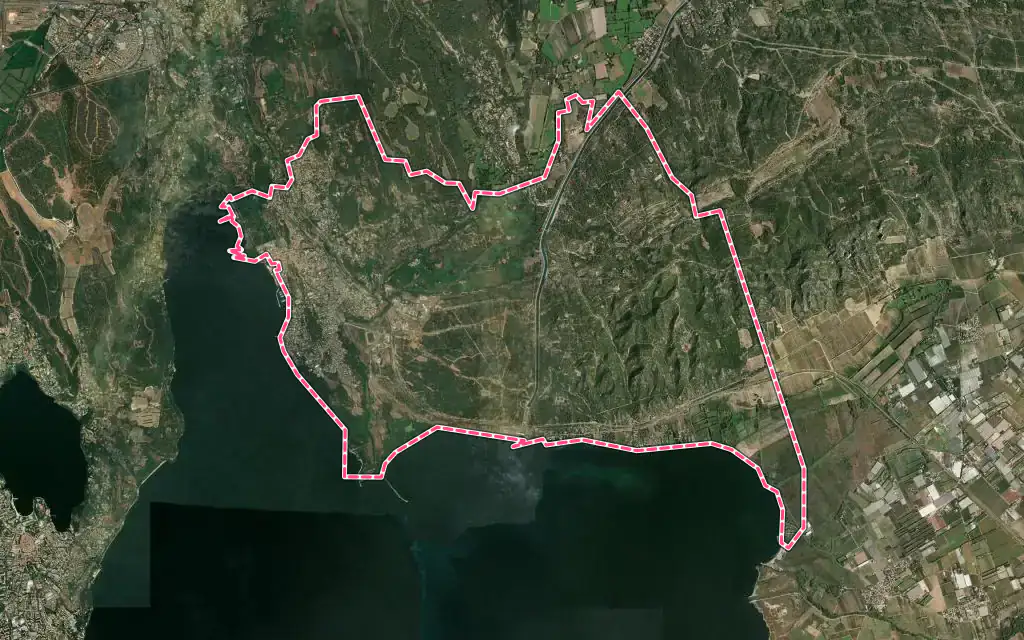 Vue satellite de Saint-Chamas avec ses contours administratifs