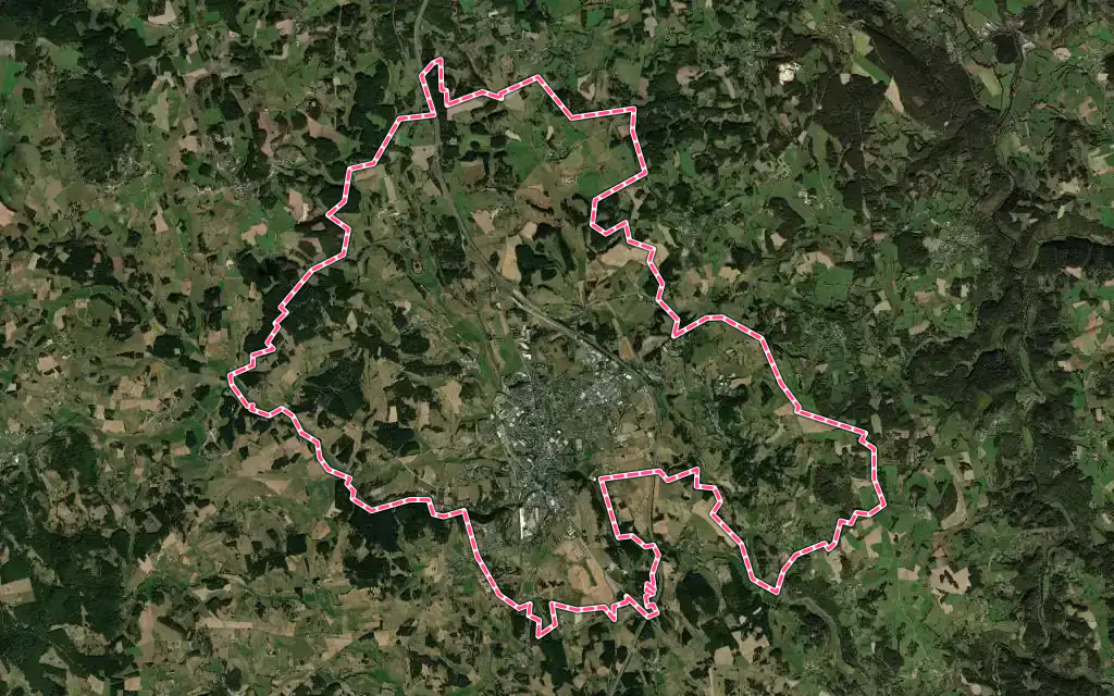 Vue satellite de Saint-Chély-d'Apcher avec ses contours administratifs