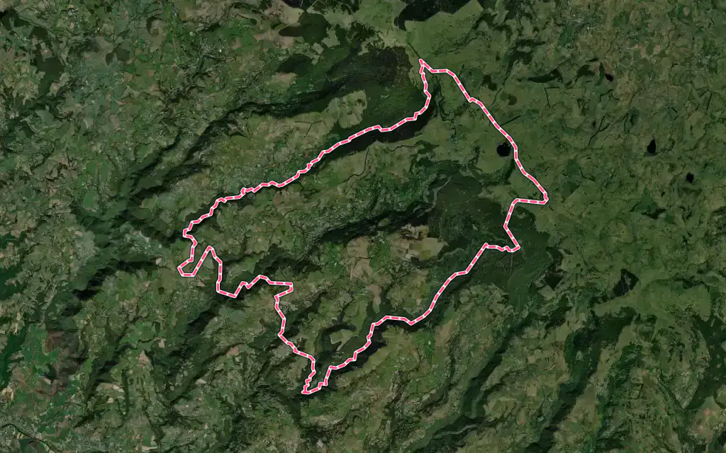 Vue satellite de Saint-Chély-d'Aubrac avec ses contours administratifs