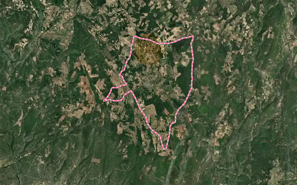 Vue satellite de Saint-Christol avec ses contours administratifs
