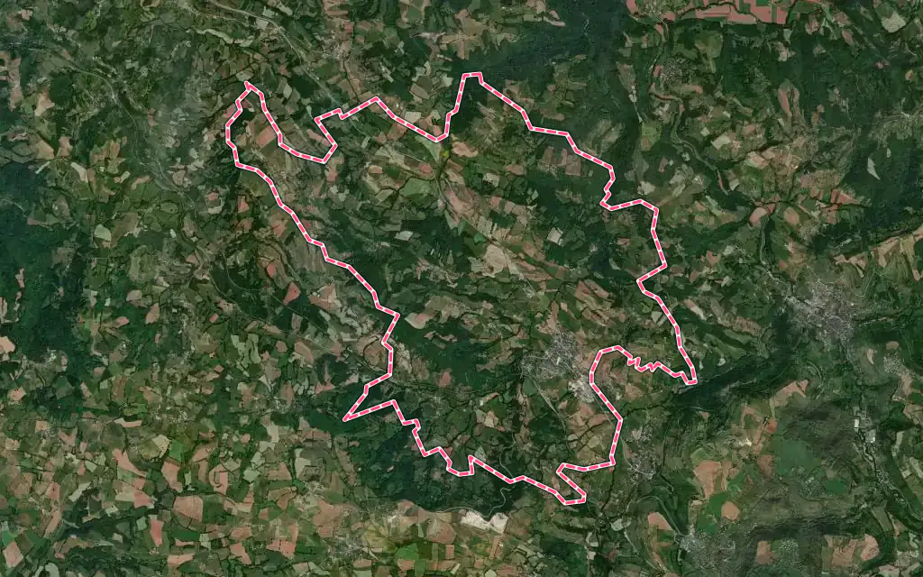Vue satellite de Saint-Christophe-Vallon avec ses contours administratifs