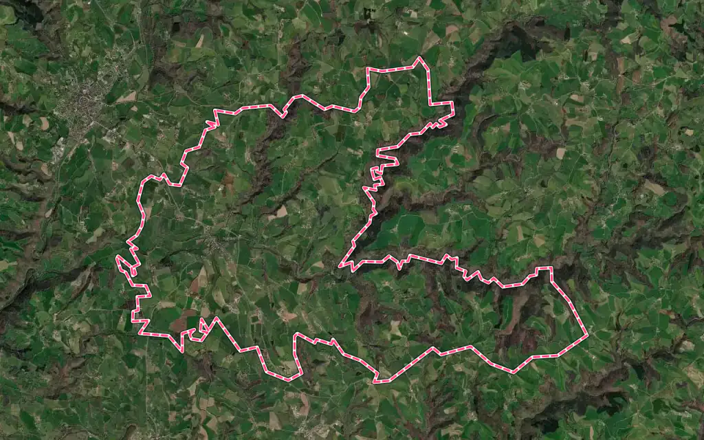 Vue satellite de Saint-Constant-Fournoulès avec ses contours administratifs