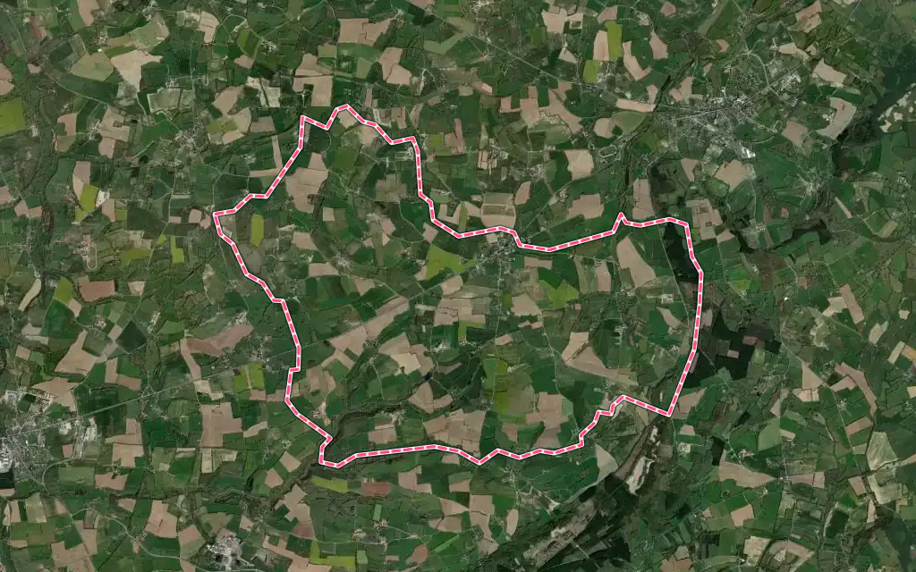 Vue satellite de Saint-Cyr-en-Pail avec ses contours administratifs