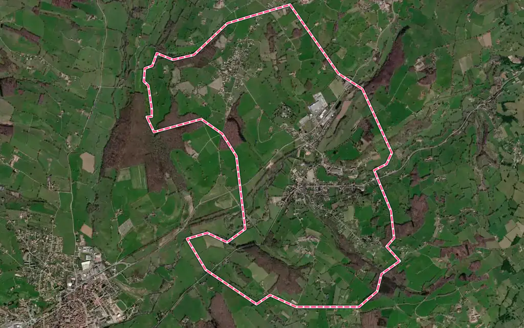 Vue satellite de Saint-Denis-de-Cabanne avec ses contours administratifs