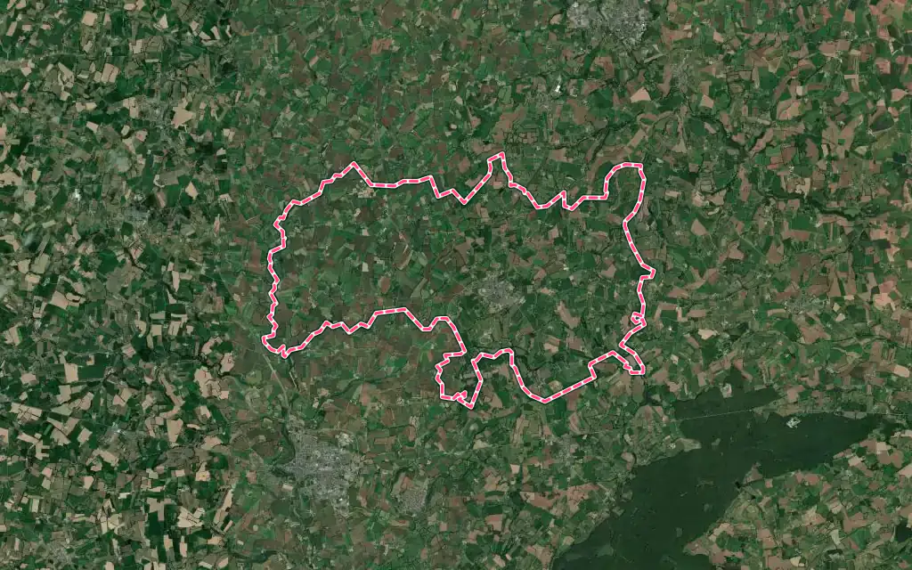 Vue satellite de Saint-Denis-de-Gastines avec ses contours administratifs