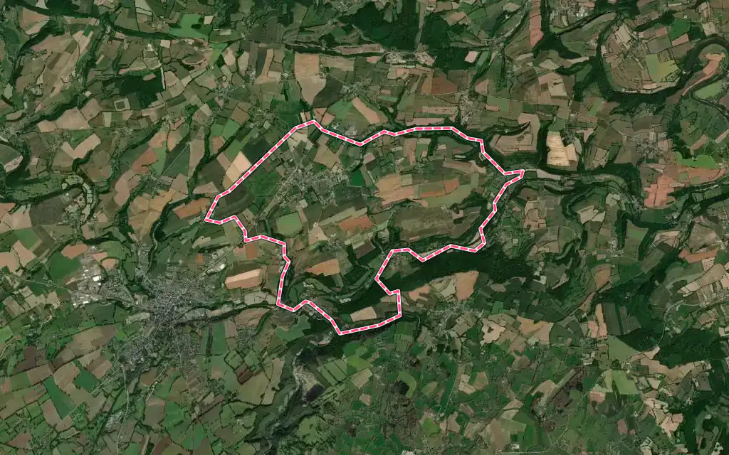 Vue satellite de Saint-Denis-de-Méré avec ses contours administratifs