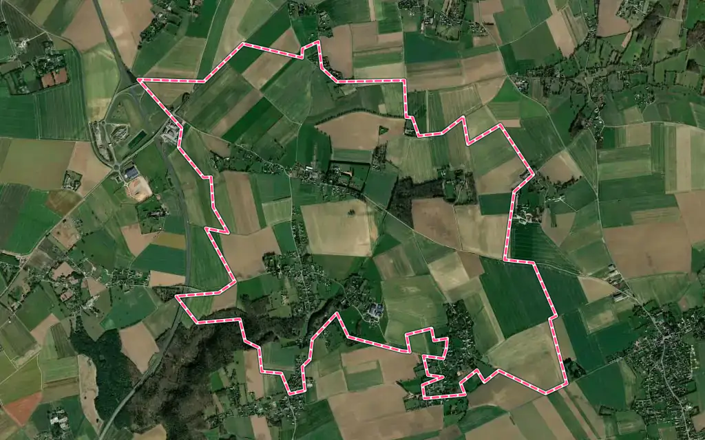 Vue satellite de Saint-Éloi-de-Fourques avec ses contours administratifs