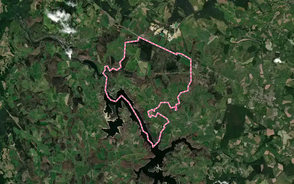 Vue satellite de Saint-Étienne-Cantalès avec ses contours administratifs