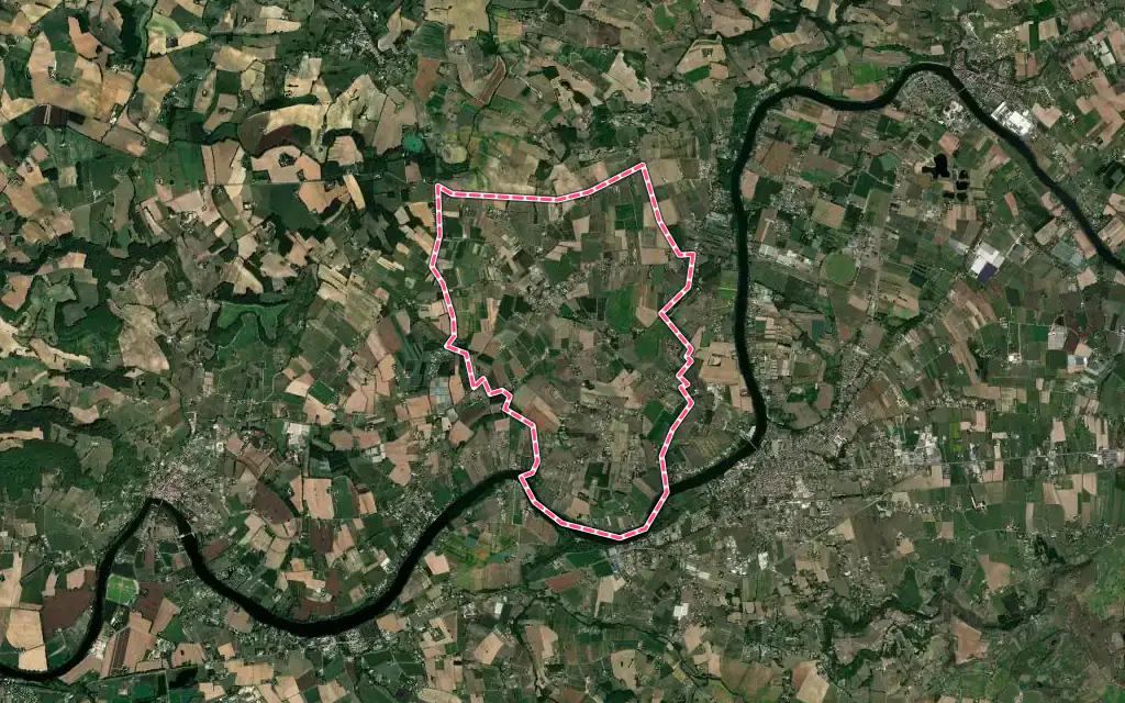 Vue satellite de Saint-Étienne-de-Fougères avec ses contours administratifs
