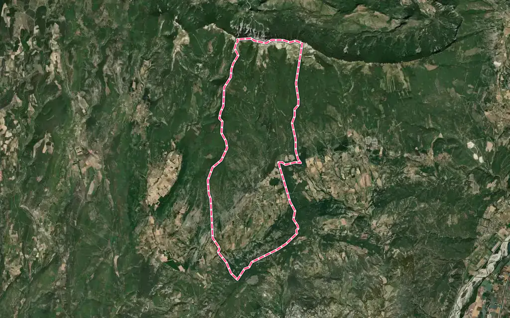Vue satellite de Saint-Étienne-les-Orgues avec ses contours administratifs