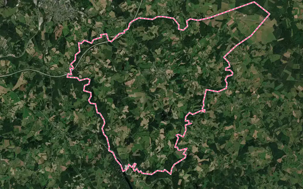 Vue satellite de Saint-Exupéry-les-Roches avec ses contours administratifs