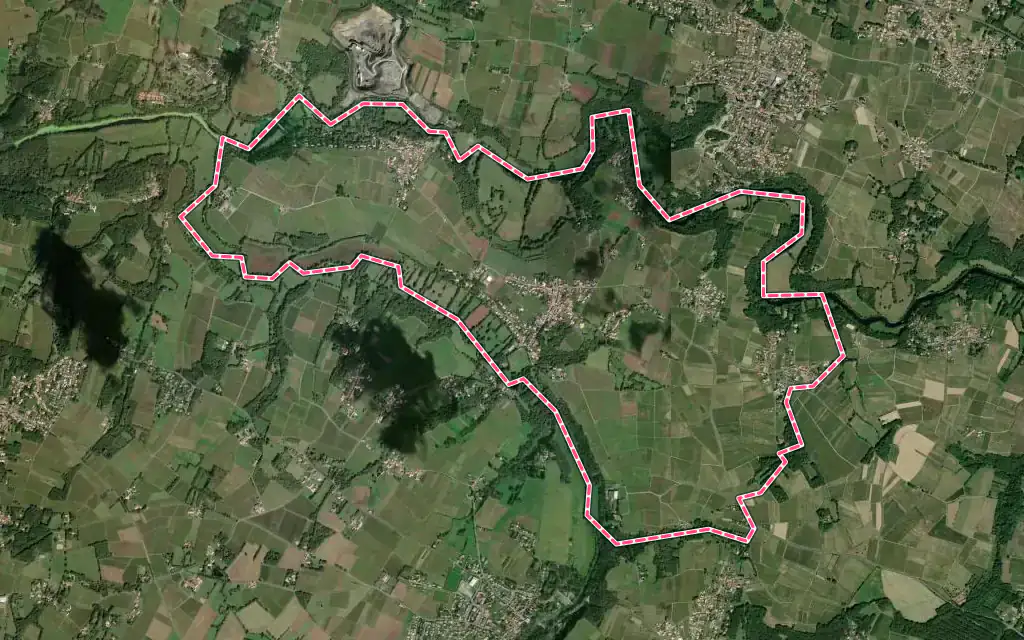 Vue satellite de Saint-Fiacre-sur-Maine avec ses contours administratifs