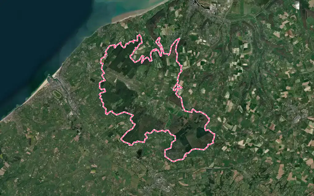 Vue satellite de Saint-Gatien-des-Bois avec ses contours administratifs