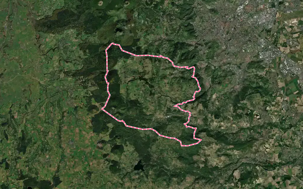 Vue satellite de Saint-Genès-Champanelle avec ses contours administratifs