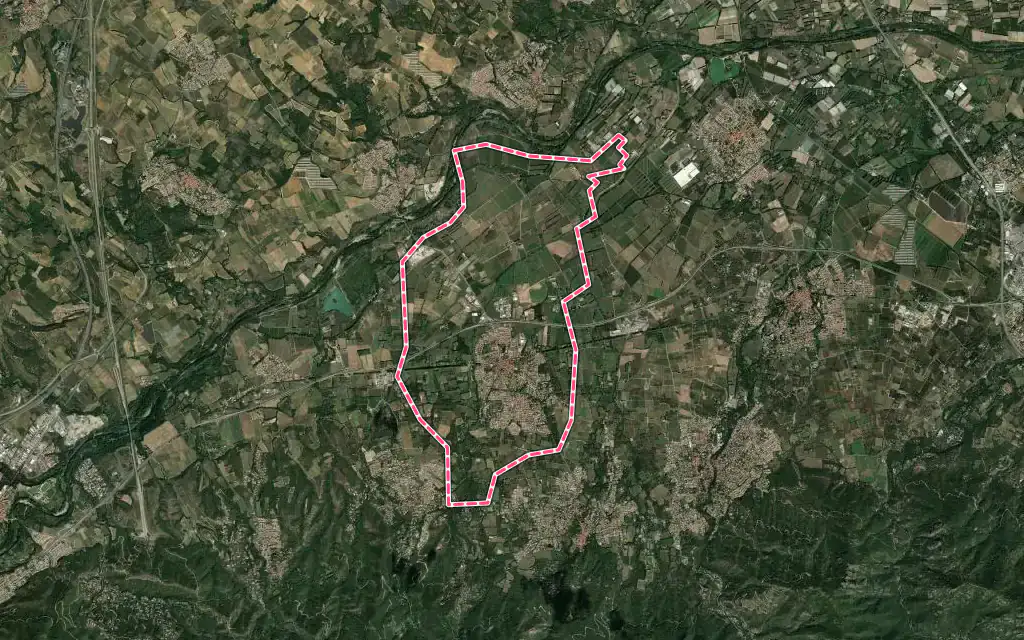 Vue satellite de Saint-Génis-des-Fontaines avec ses contours administratifs