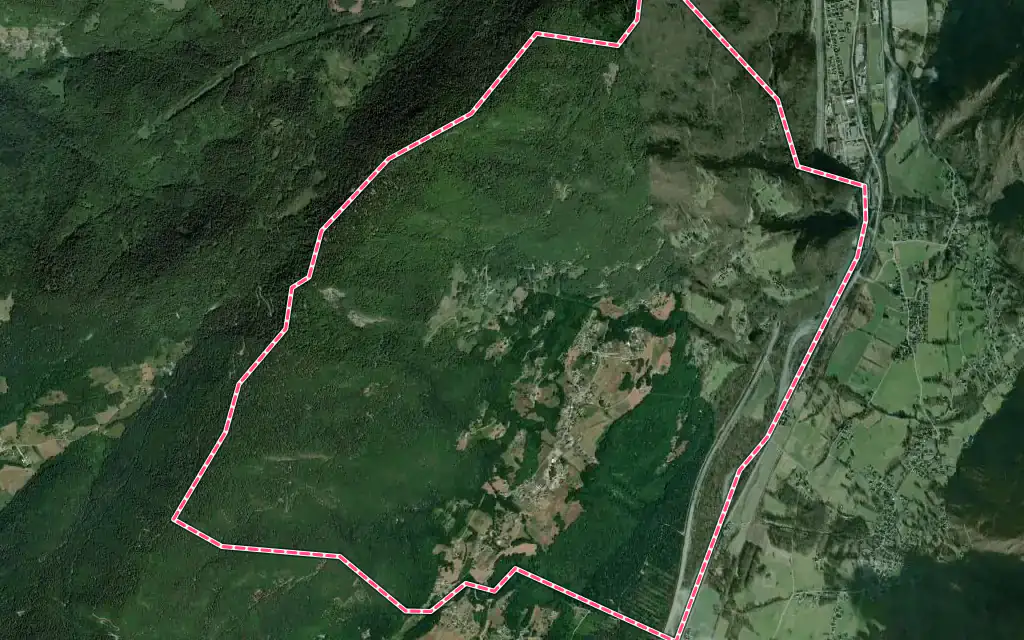 Vue satellite de Saint-Georges-d'Hurtières avec ses contours administratifs