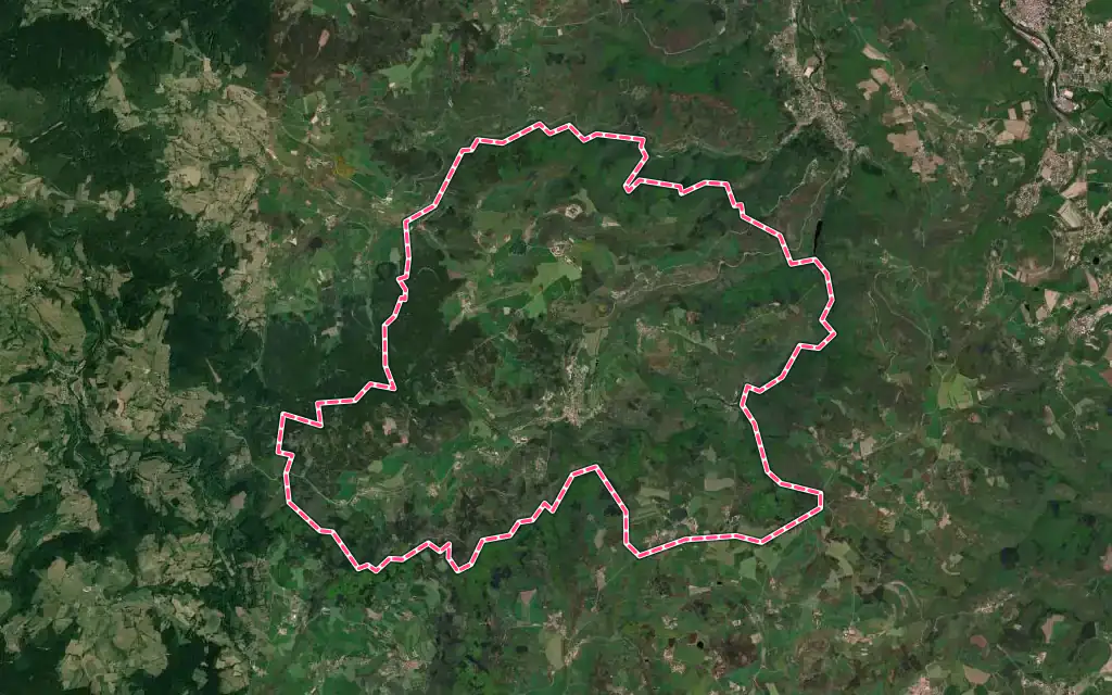 Vue satellite de Saint-Georges-en-Couzan avec ses contours administratifs