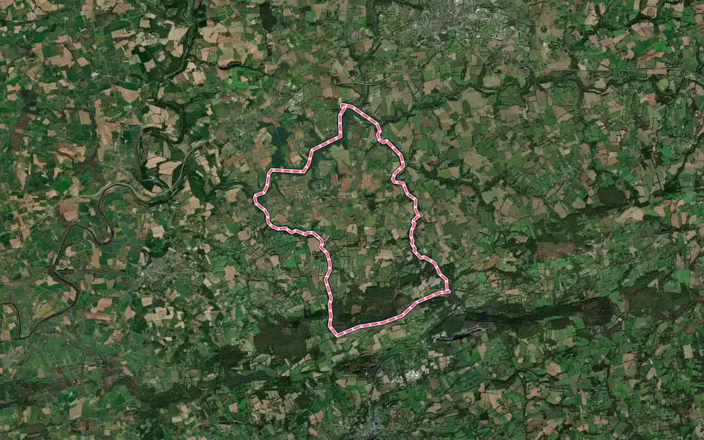 Vue satellite de Saint-Hernin avec ses contours administratifs