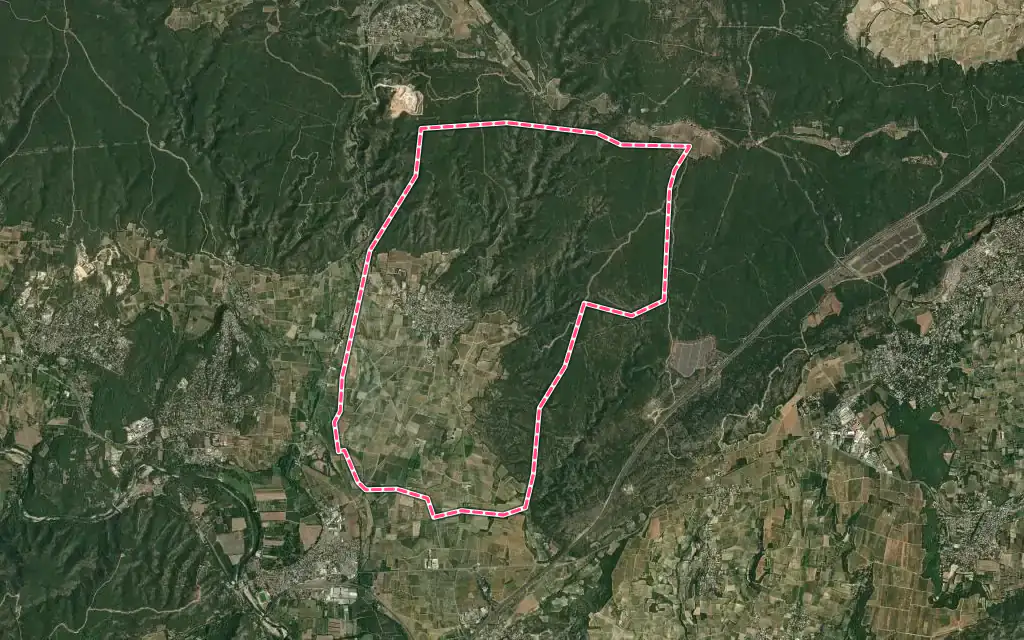 Vue satellite de Saint-Hilaire-d'Ozilhan avec ses contours administratifs