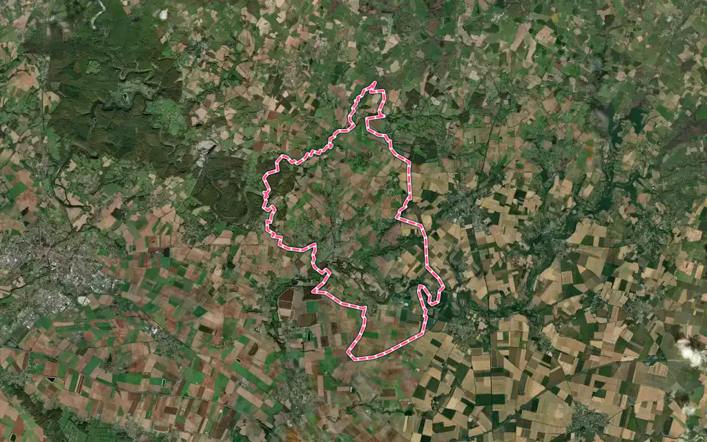 Vue satellite de Saint-Hilaire-des-Loges avec ses contours administratifs