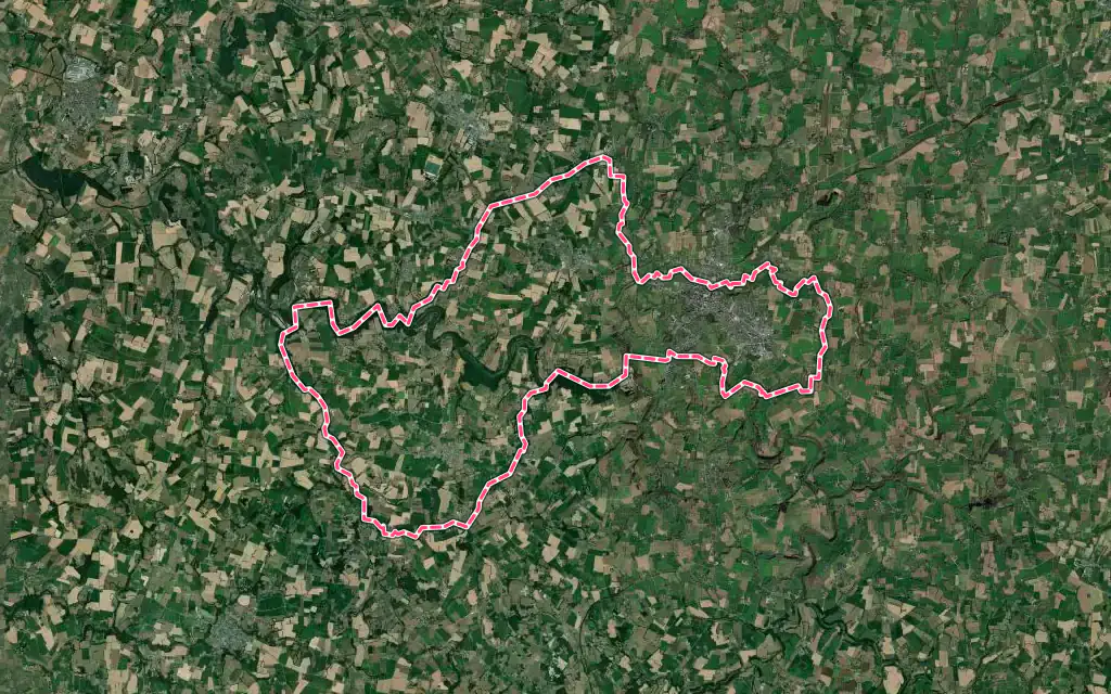 Vue satellite de Saint-Hilaire-du-Harcouët avec ses contours administratifs