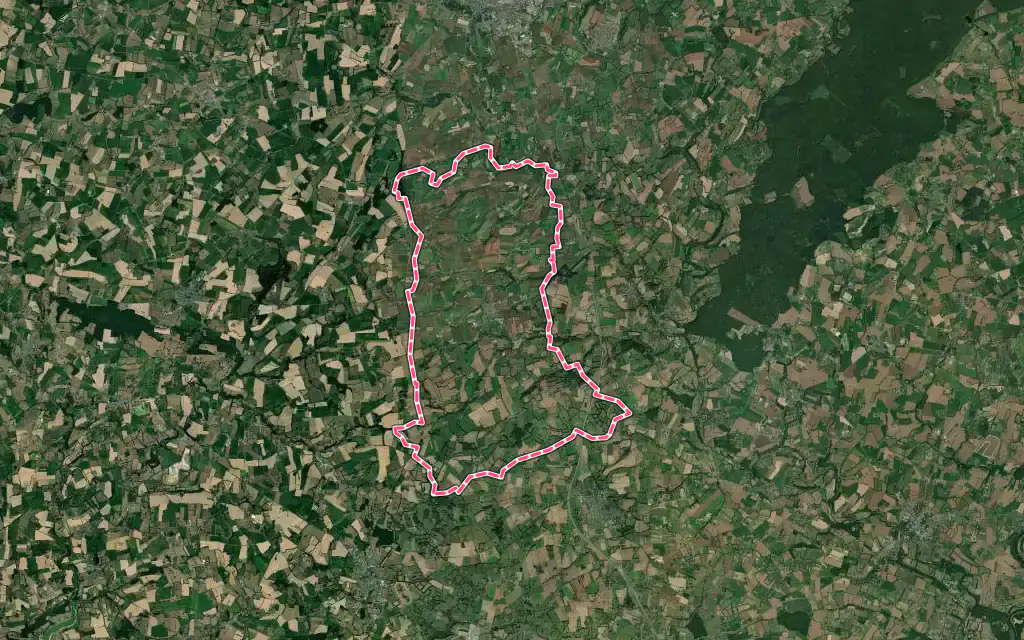 Vue satellite de Saint-Hilaire-du-Maine avec ses contours administratifs